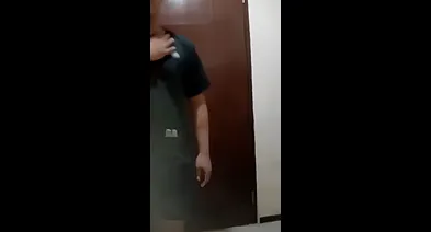 Bapak Kos Tiba2 Masuk Minta Jatah – Video Indo